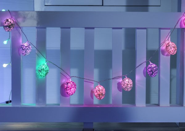 How to Make the Perfect Easter Decoration: Colorful, Twinkling Easter Eggs